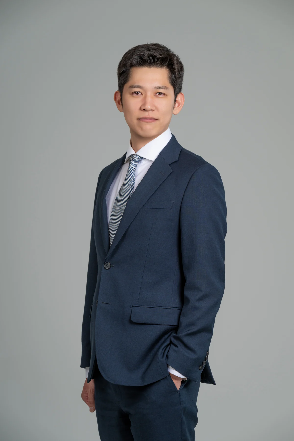 정장을 입은 조효동 대표 변호사